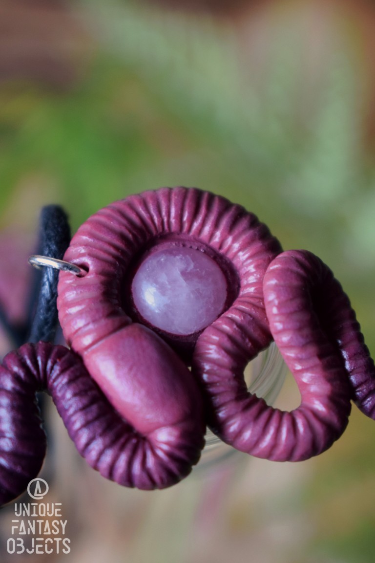 Naszyjnik z dżdżownicami i kwarcem różowym Naszyjnik z dżdżownicami i kwarcem różowym (Unique Fantasy Objects)