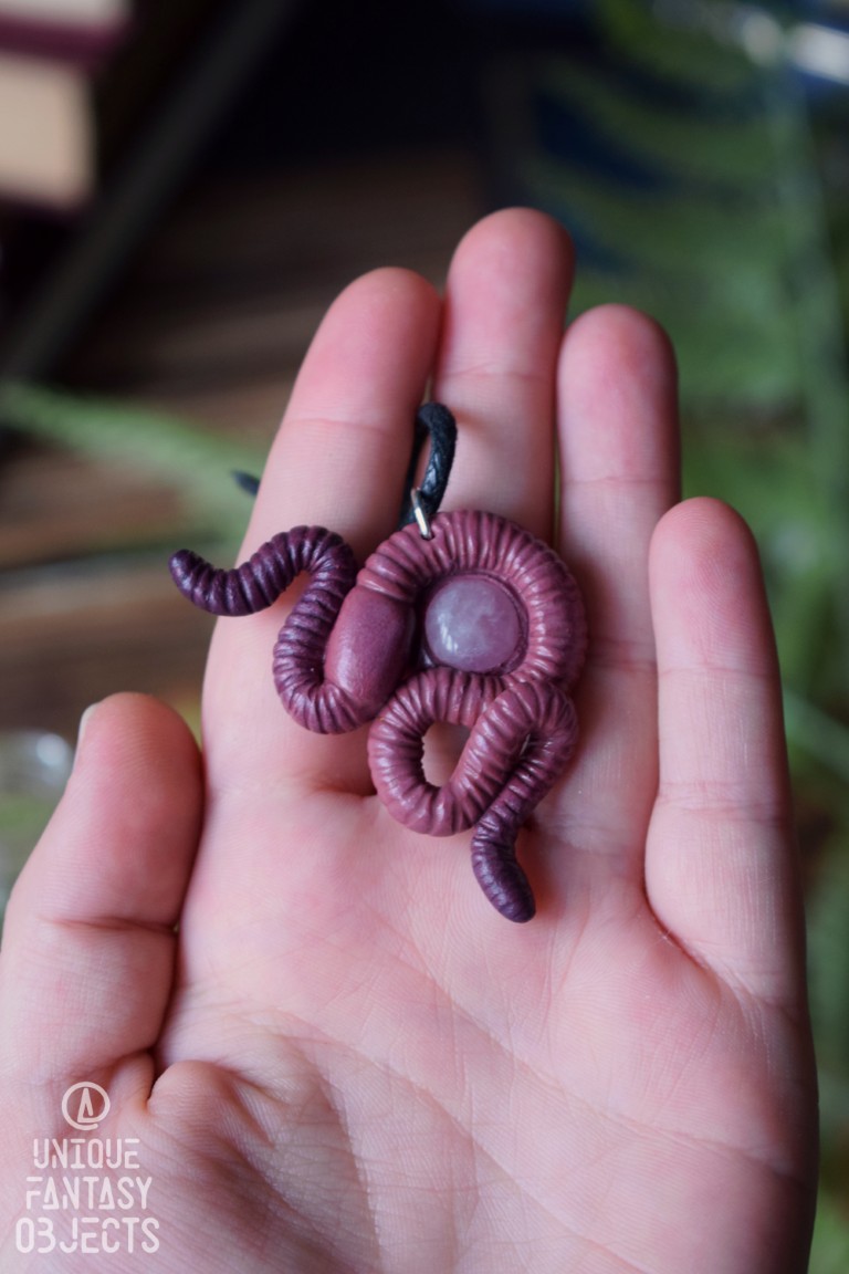 Naszyjnik z dżdżownicami i kwarcem różowym Naszyjnik z dżdżownicami i kwarcem różowym (Unique Fantasy Objects)