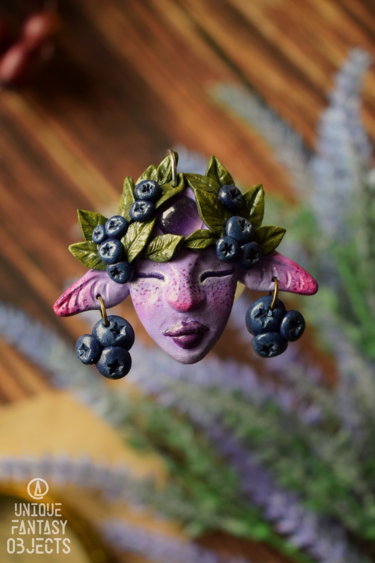 Baśniowy wisiorek z fioletowym duszkiem, jagodami i ametystem Baśniowy wisiorek z fioletowym duszkiem, jagodami i ametystem (Unique Fantasy Objects)
