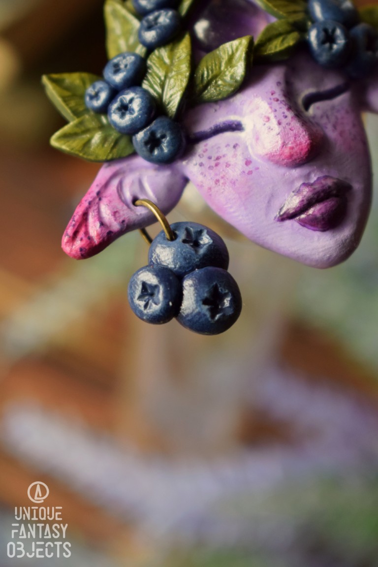Baśniowy wisiorek z fioletowym duszkiem, jagodami i ametystem Baśniowy wisiorek z fioletowym duszkiem, jagodami i ametystem (Unique Fantasy Objects)