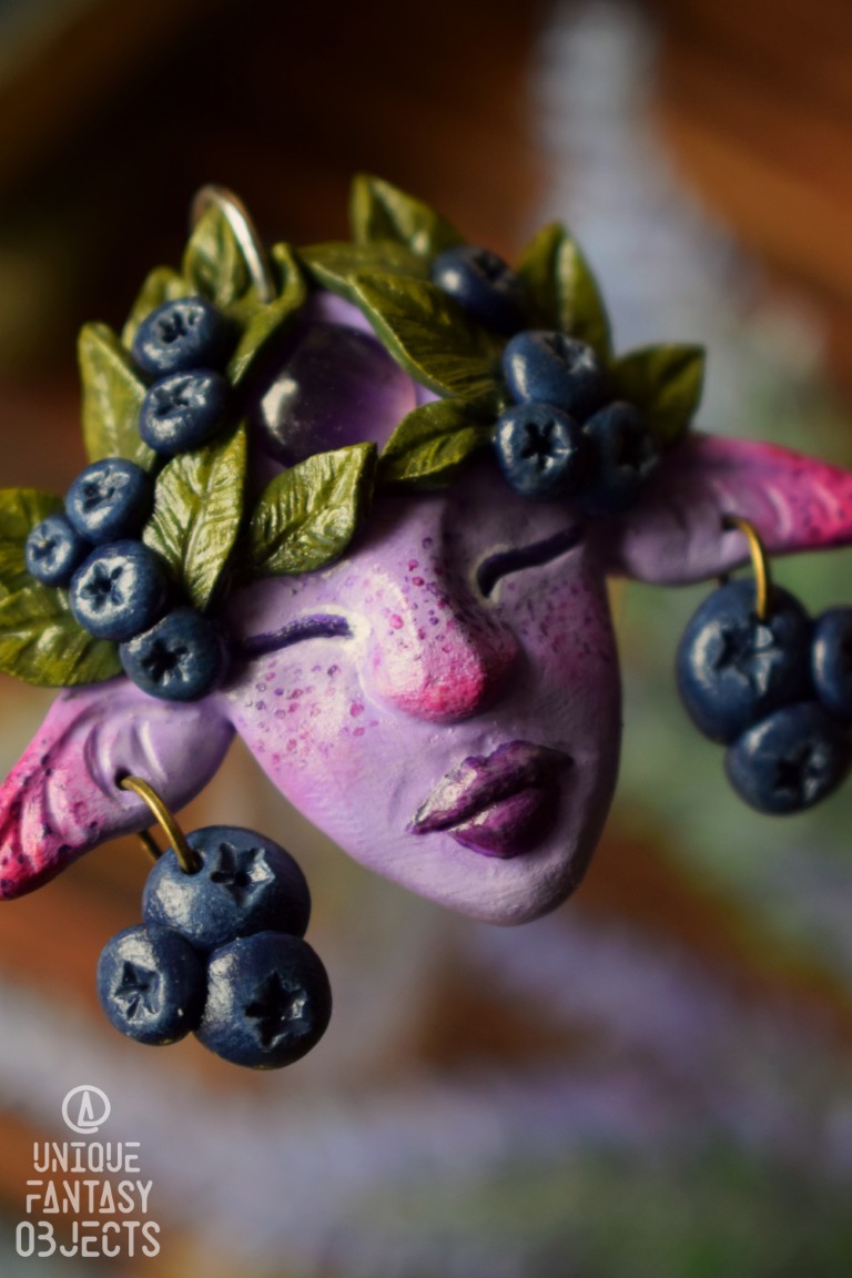 Baśniowy wisiorek z fioletowym duszkiem, jagodami i ametystem Baśniowy wisiorek z fioletowym duszkiem, jagodami i ametystem (Unique Fantasy Objects)