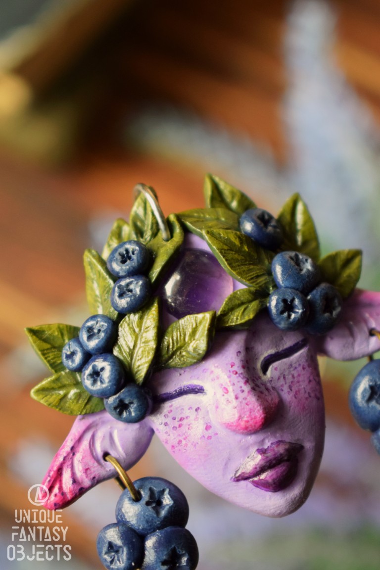 Baśniowy wisiorek z fioletowym duszkiem, jagodami i ametystem Baśniowy wisiorek z fioletowym duszkiem, jagodami i ametystem (Unique Fantasy Objects)