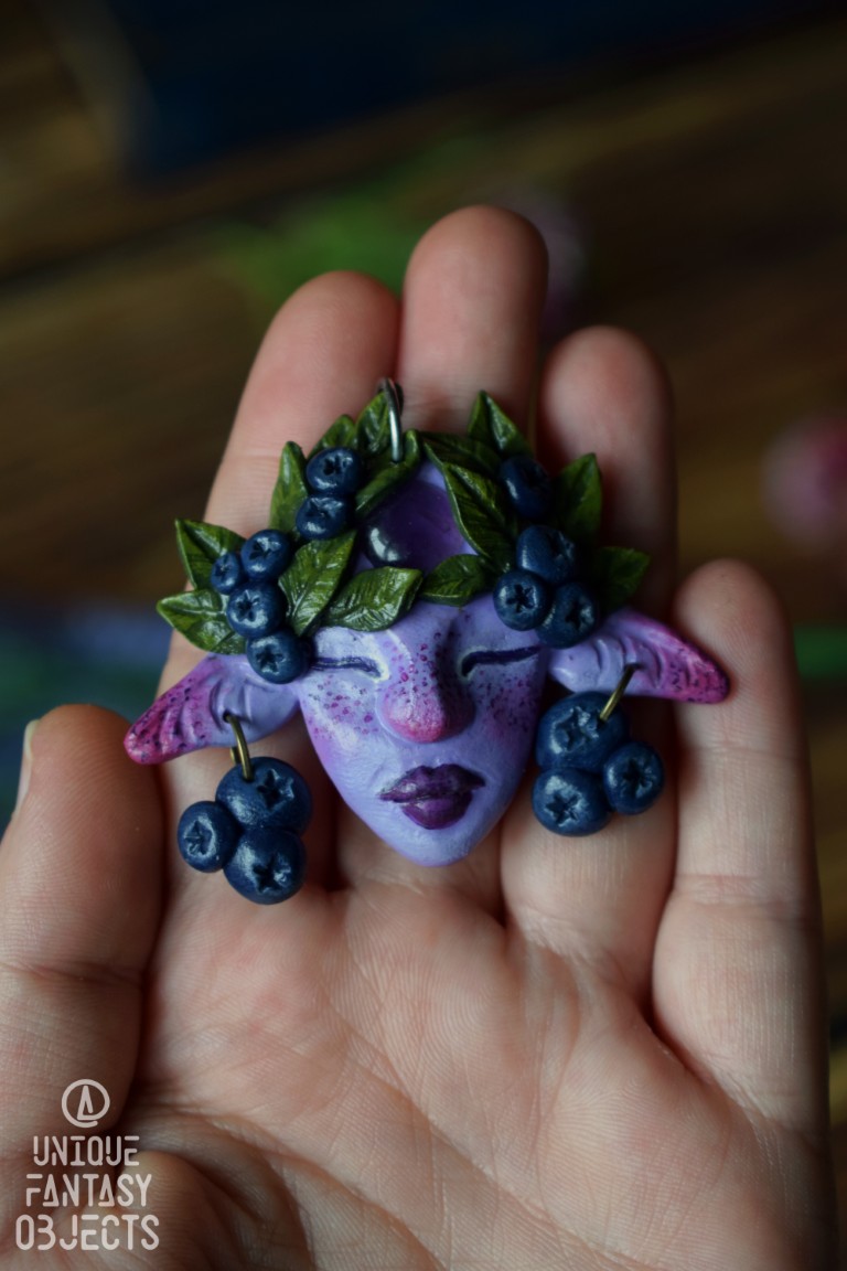 Baśniowy wisiorek z fioletowym duszkiem, jagodami i ametystem Baśniowy wisiorek z fioletowym duszkiem, jagodami i ametystem (Unique Fantasy Objects)