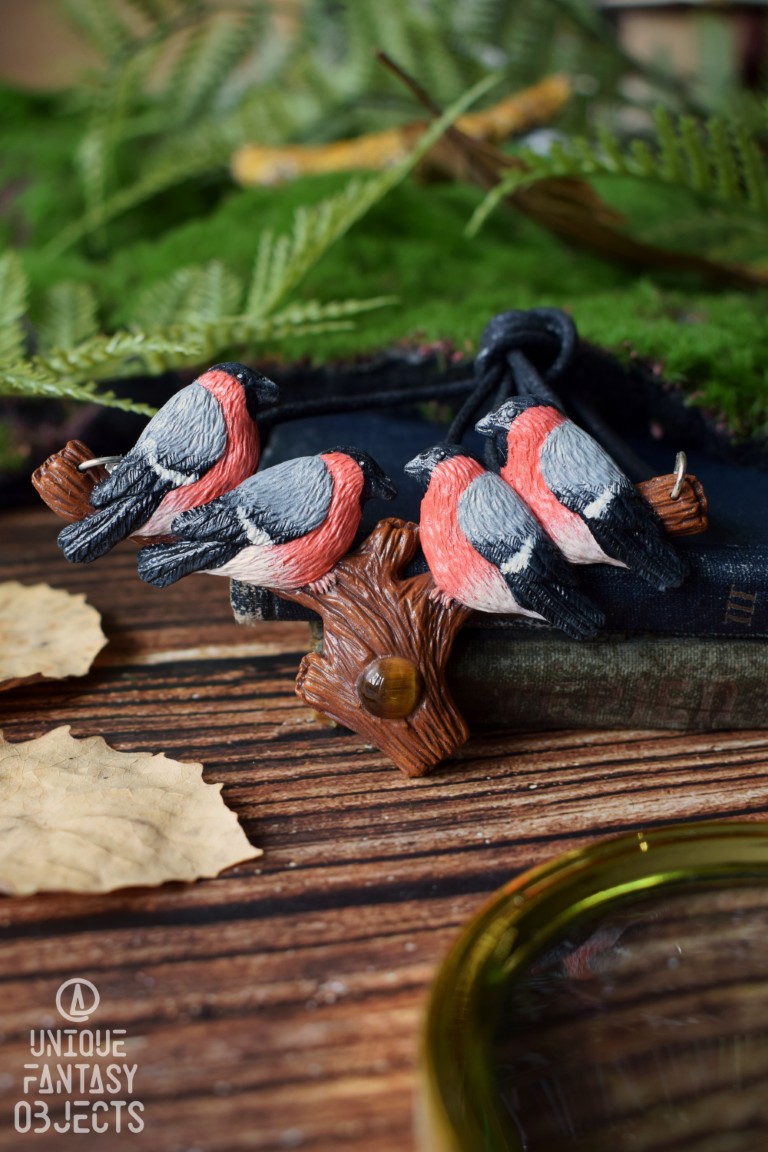 Naszyjnik z gilami na gałęzi i tygrysim okiem Naszyjnik z gilami na gałęzi i tygrysim okiem (Unique Fantasy Objects)