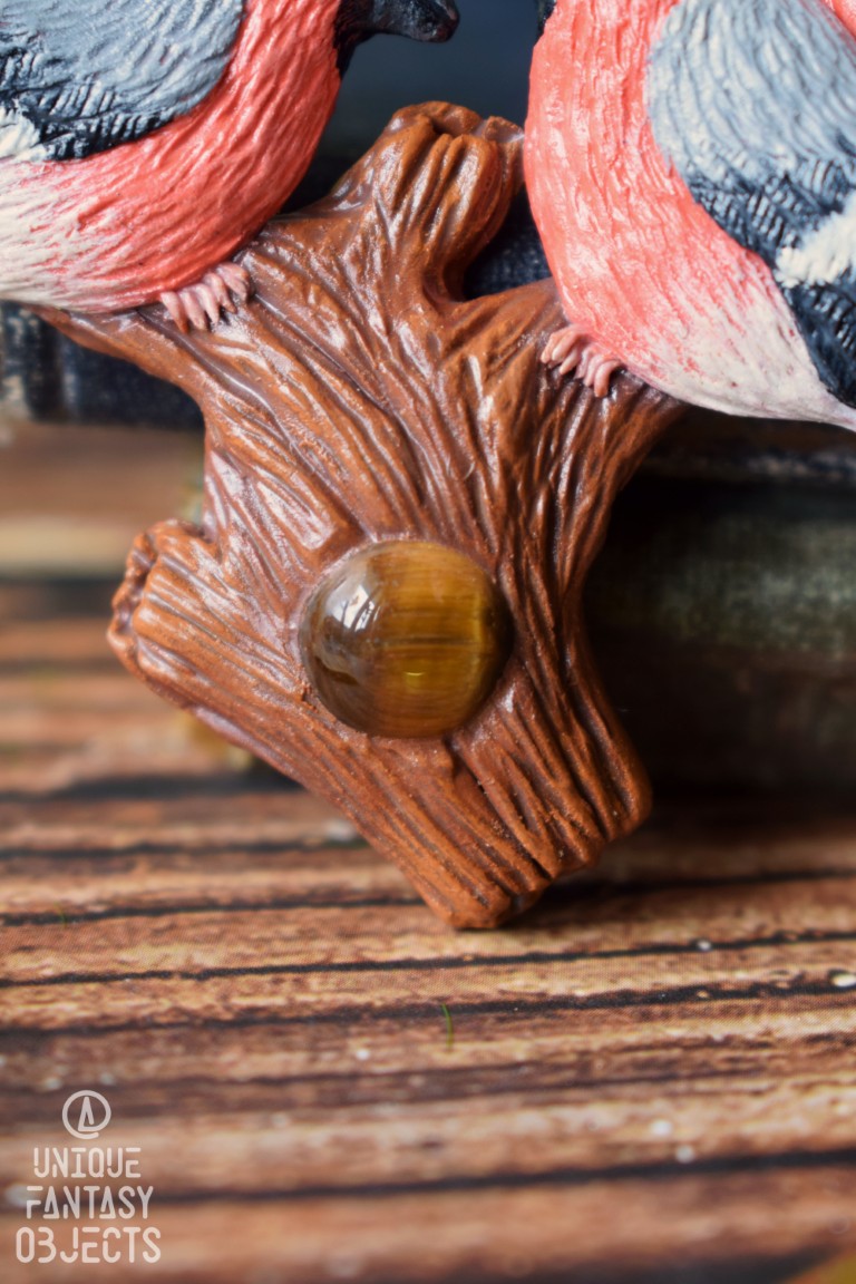 Naszyjnik z gilami na gałęzi i tygrysim okiem Naszyjnik z gilami na gałęzi i tygrysim okiem (Unique Fantasy Objects)