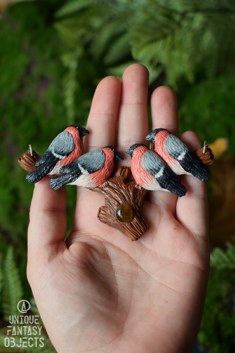 Naszyjnik z gilami na gałęzi i tygrysim okiem Naszyjnik z gilami na gałęzi i tygrysim okiem (Unique Fantasy Objects)