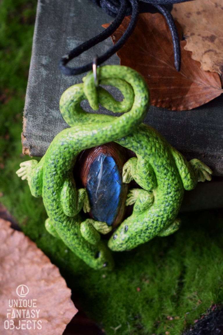 Naszyjnik z jaszczurkami zielonymi i labradorytem Naszyjnik z jaszczurkami zielonymi i labradorytem (Unique Fantasy Objects)