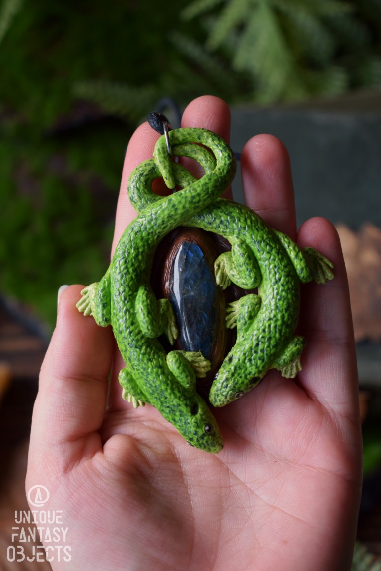 Naszyjnik z jaszczurkami zielonymi i labradorytem Naszyjnik z jaszczurkami zielonymi i labradorytem (Unique Fantasy Objects)