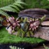 Naszyjnik z krzyżakiem ogrodowym i labradorytem Naszyjnik z krzyżakiem ogrodowym i labradorytem (Unique Fantasy Objects)