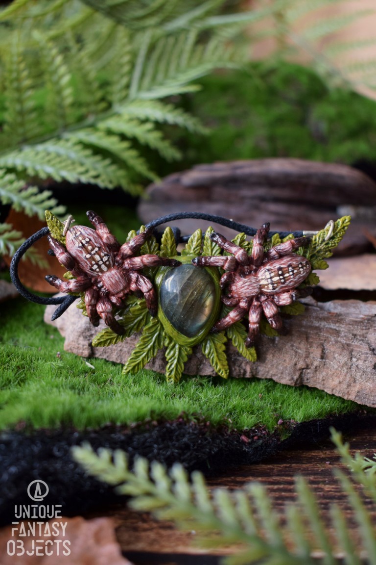 Naszyjnik z krzyżakiem ogrodowym i labradorytem (Unique Fantasy Objects)