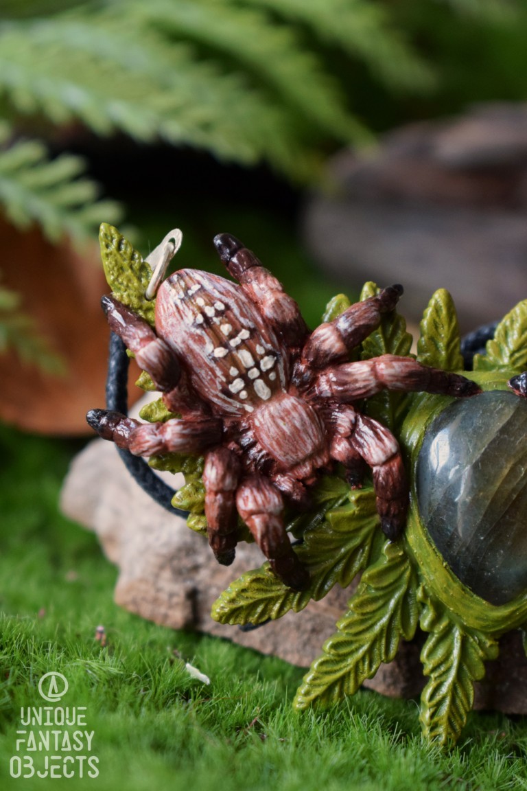Naszyjnik z krzyżakiem ogrodowym i labradorytem Naszyjnik z krzyżakiem ogrodowym i labradorytem (Unique Fantasy Objects)