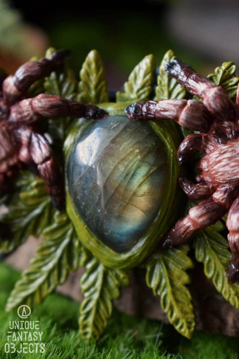 Naszyjnik z krzyżakiem ogrodowym i labradorytem (Unique Fantasy Objects)