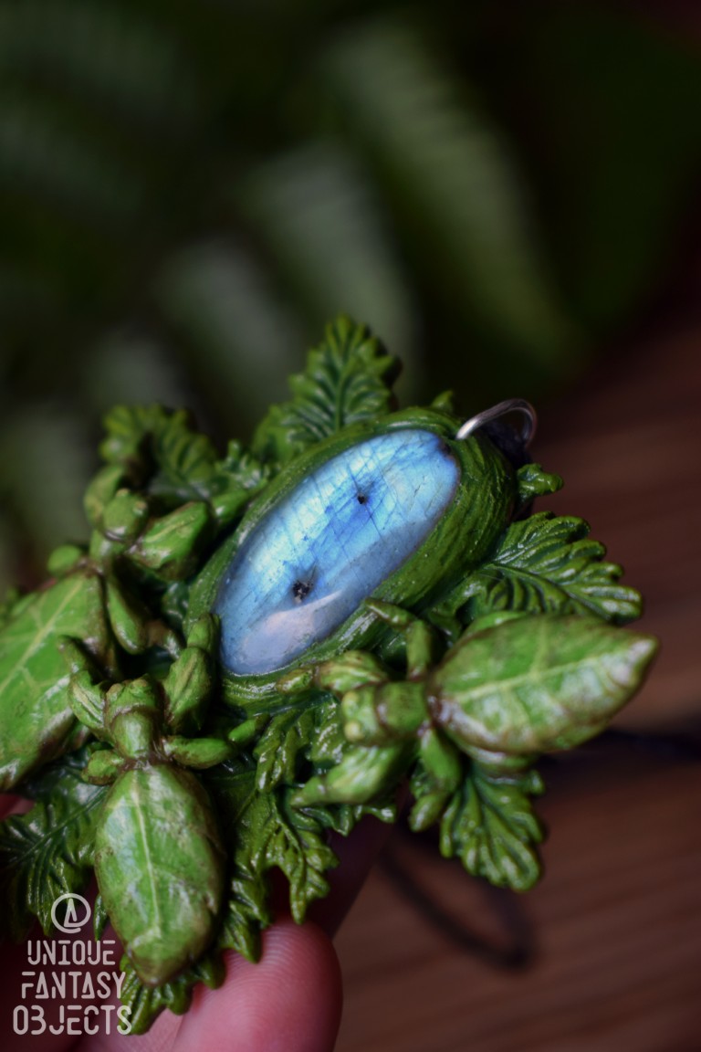 Naszyjnik z owadem liściec olbrzymi na liściach z labradorytem (Unique Fantasy Objects)