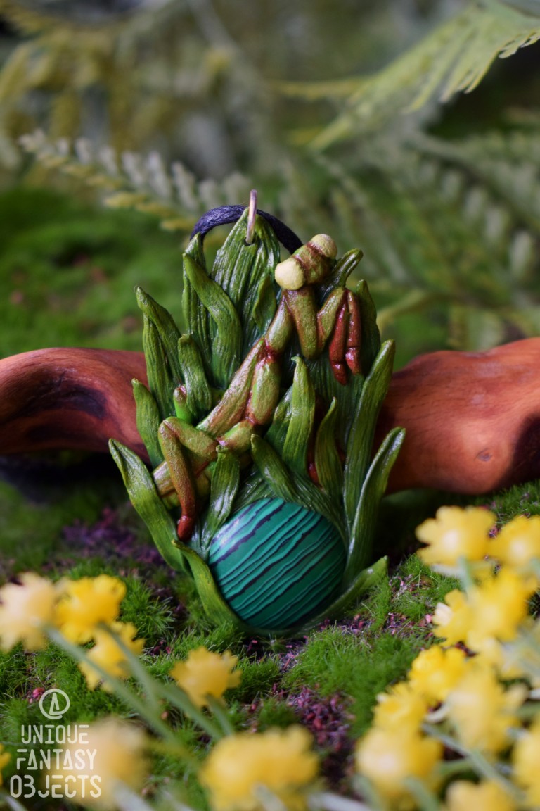 Naszyjnik z modliszką w trawie z mokaitem (Unique Fantasy Objects)