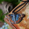 Naszyjnik z rzeźbą motyla Junonia coenia (Unique Fantasy Objects)