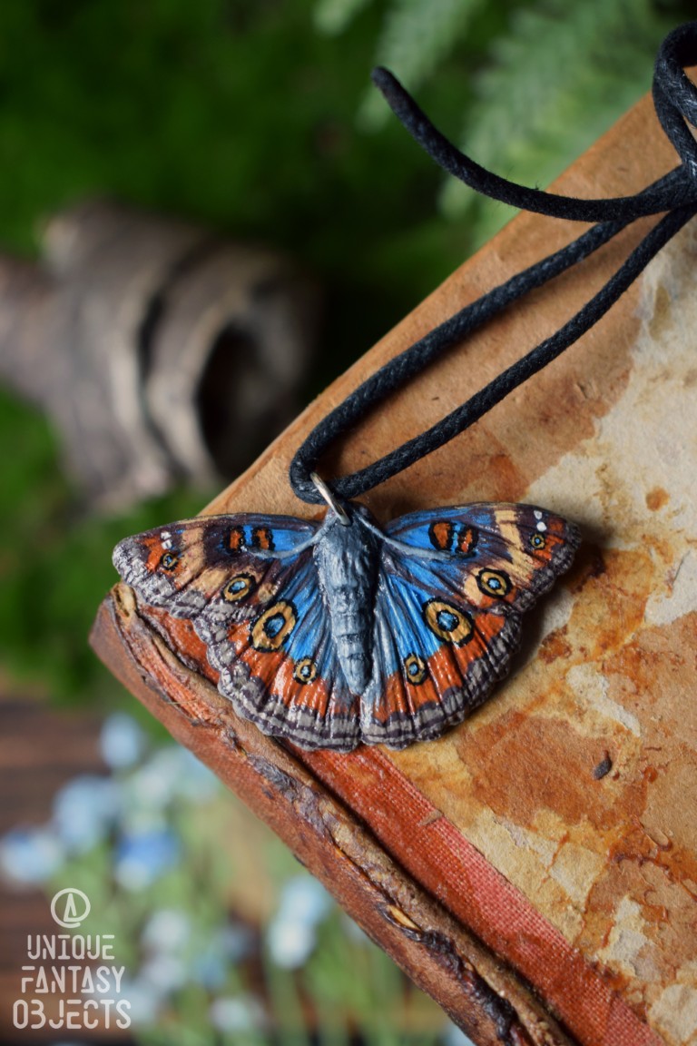 Naszyjnik z rzeźbą motyla Junonia coenia Naszyjnik z rzeźbą motyla Junonia coenia (Unique Fantasy Objects)