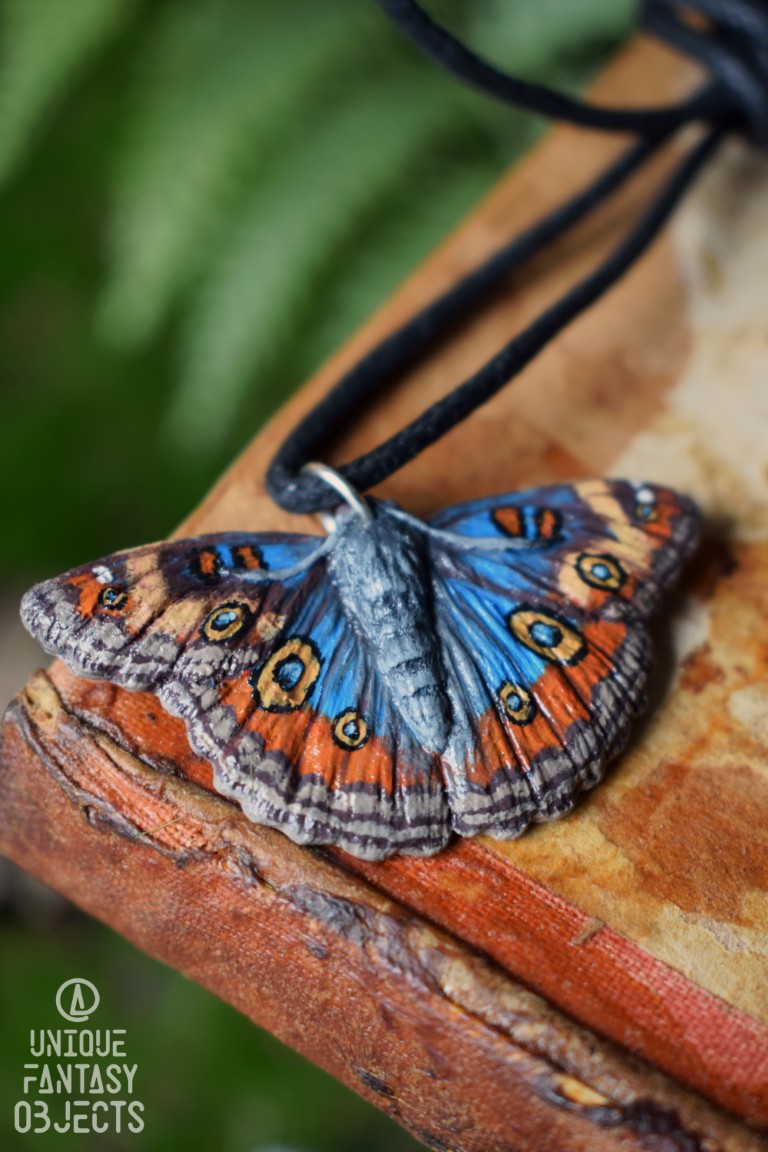 Naszyjnik z rzeźbą motyla Junonia coenia Naszyjnik z rzeźbą motyla Junonia coenia (Unique Fantasy Objects)