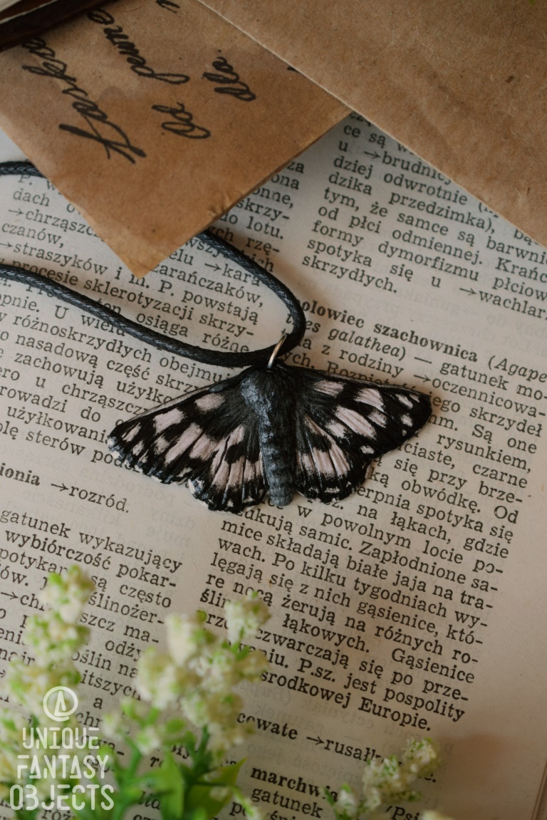 Naszyjnik z rzeźbą motyla polowiec szachownica Naszyjnik z rzeźbą motyla polowiec szachownica (Unique Fantasy Objects)