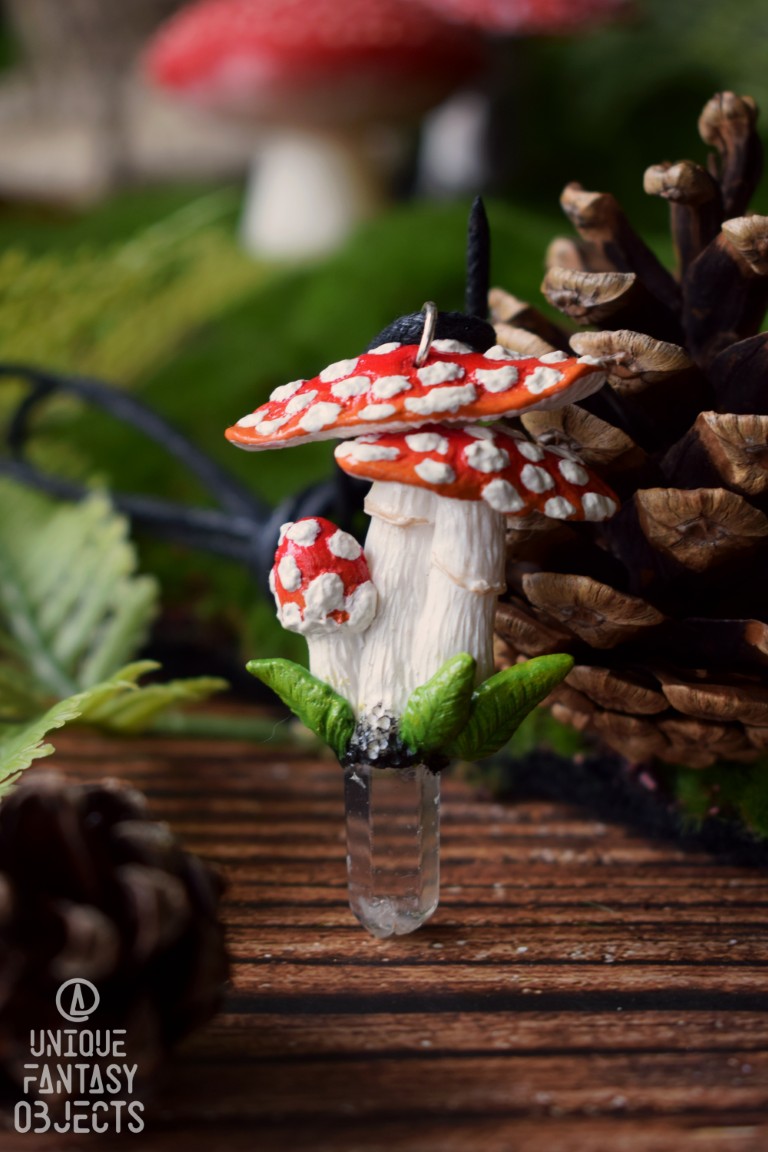 Naszyjnik z muchomorem czerwonym i kryształem górskim Naszyjnik z muchomorem czerwonym i kryształem górskim(Unique Fantasy Objects)
