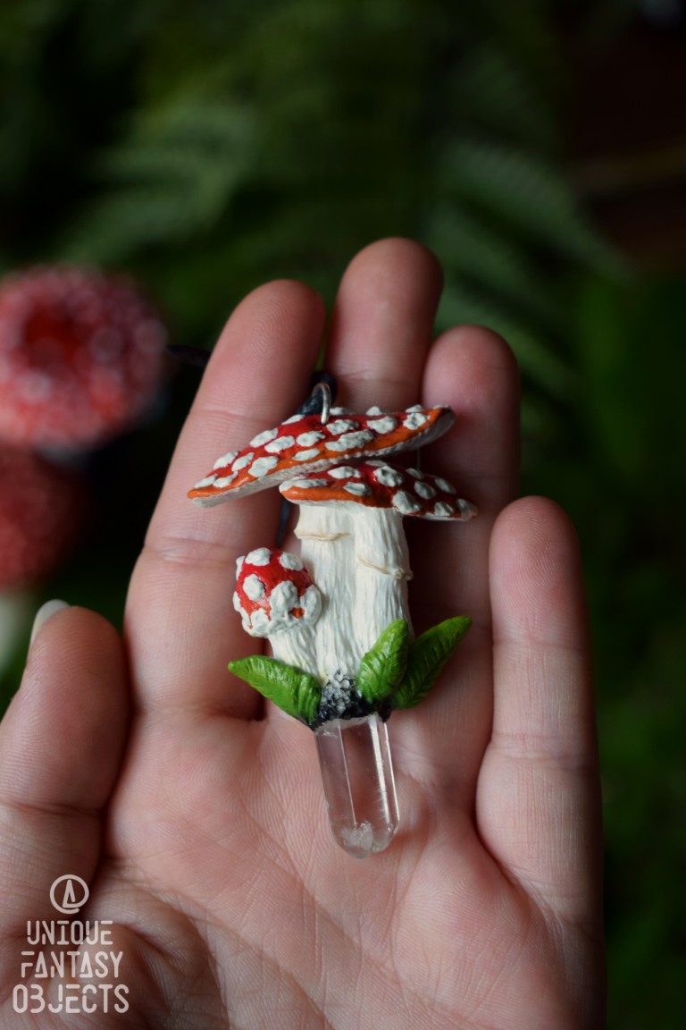 Naszyjnik z muchomorem czerwonym i kryształem górskim Naszyjnik z muchomorem czerwonym i kryształem górskim(Unique Fantasy Objects)