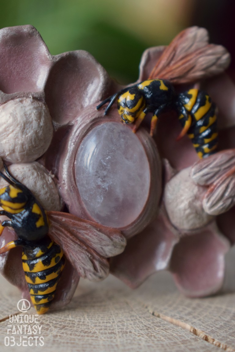 Naszyjnik z osami w gnieździe i kwarcem różowym (Unique Fantasy Objects)