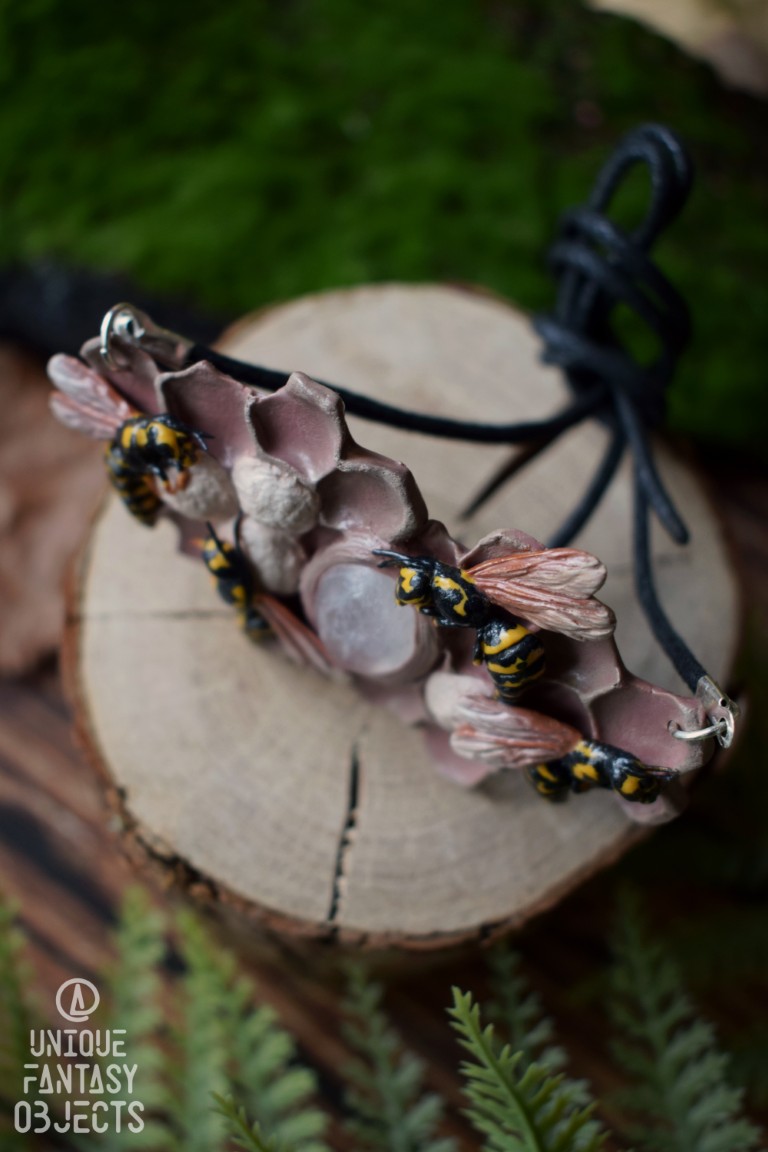 Naszyjnik z osami w gnieździe i kwarcem różowym Naszyjnik z osami w gnieździe i kwarcem różowym (Unique Fantasy Objects)