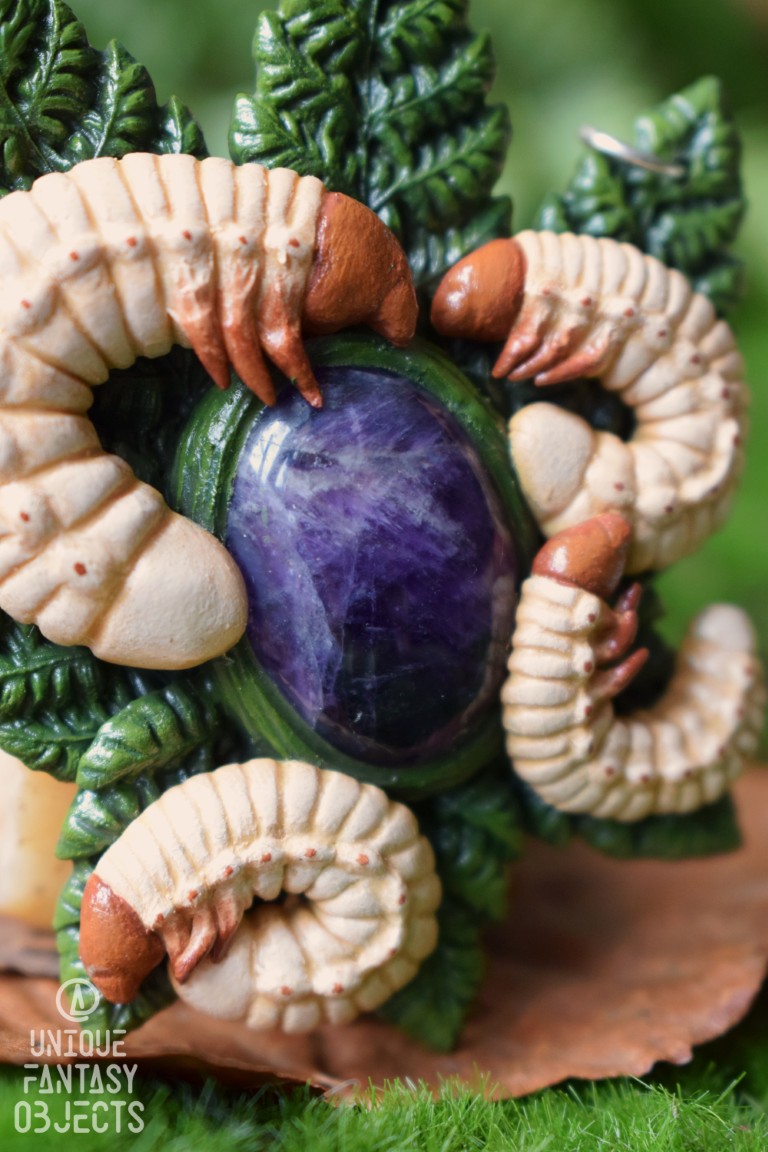 Naszyjnik z pędrakami na liściach i ametystem (Unique Fantasy Objects)