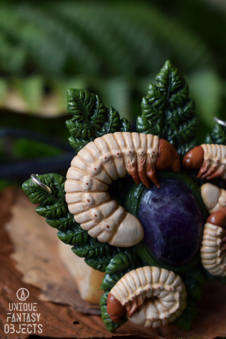 Naszyjnik z pędrakami na liściach i ametystem Naszyjnik z pędrakami na liściach i ametystem (Unique Fantasy Objects)