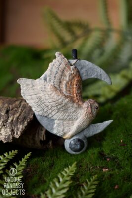 Naszyjnik z rzeźbą płomykówki i labradorytem (Unique Fantasy Objects)