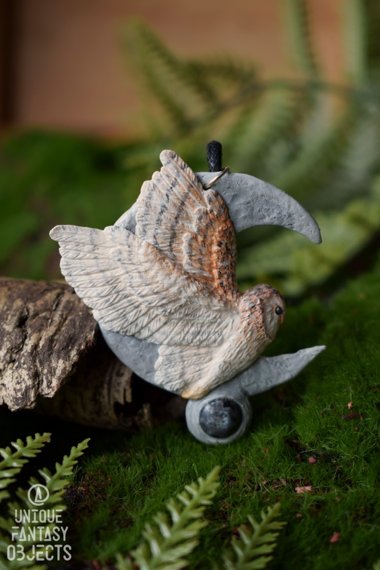 Naszyjnik z rzeźbą płomykówki i labradorytem Naszyjnik z rzeźbą płomykówki i labradorytem (Unique Fantasy Objects)
