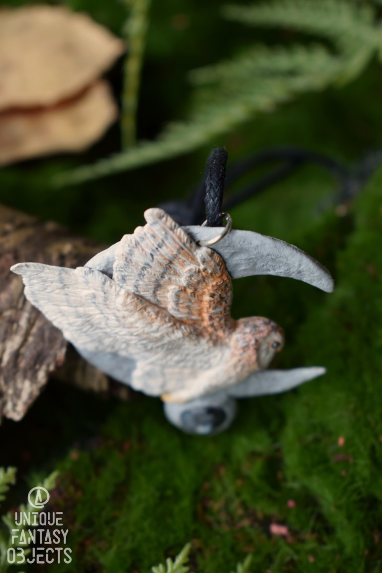 Naszyjnik z rzeźbą płomykówki i labradorytem Naszyjnik z rzeźbą płomykówki i labradorytem (Unique Fantasy Objects)