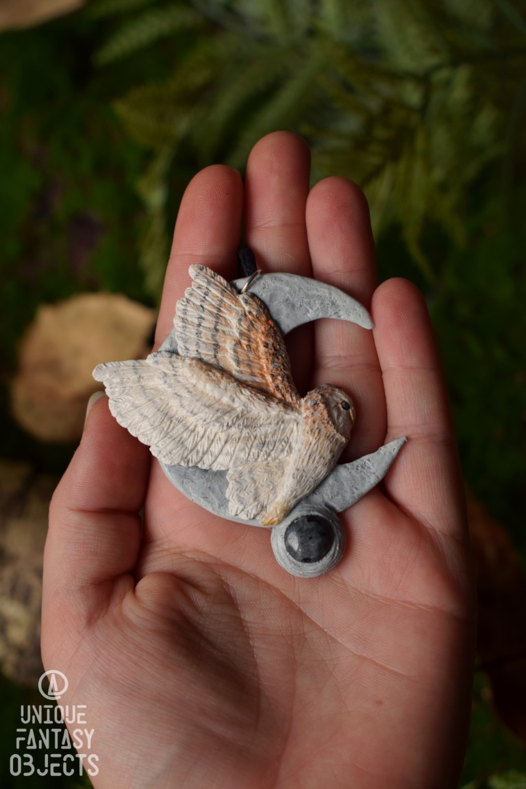 Naszyjnik z rzeźbą płomykówki i labradorytem Naszyjnik z rzeźbą płomykówki i labradorytem (Unique Fantasy Objects)