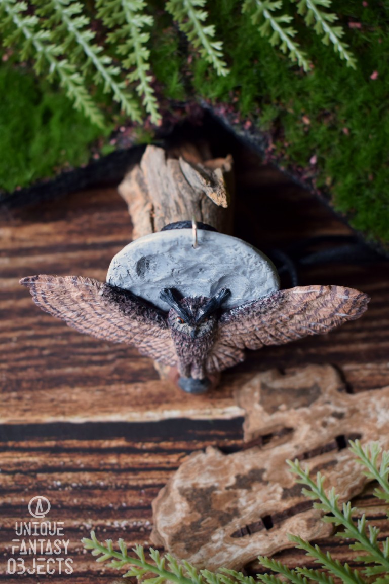 Naszyjnik z rzeźbą puchacza zwyczajnego i labradorytem Naszyjnik z rzeźbą puchacza zwyczajnego i labradorytem (Unique Fantasy Objects)