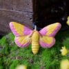 Naszyjnik z rzeźbą różowej ćmy klonowej Naszyjnik z rzeźbą różowej ćmy klonowej (Unique Fantasy Objects)