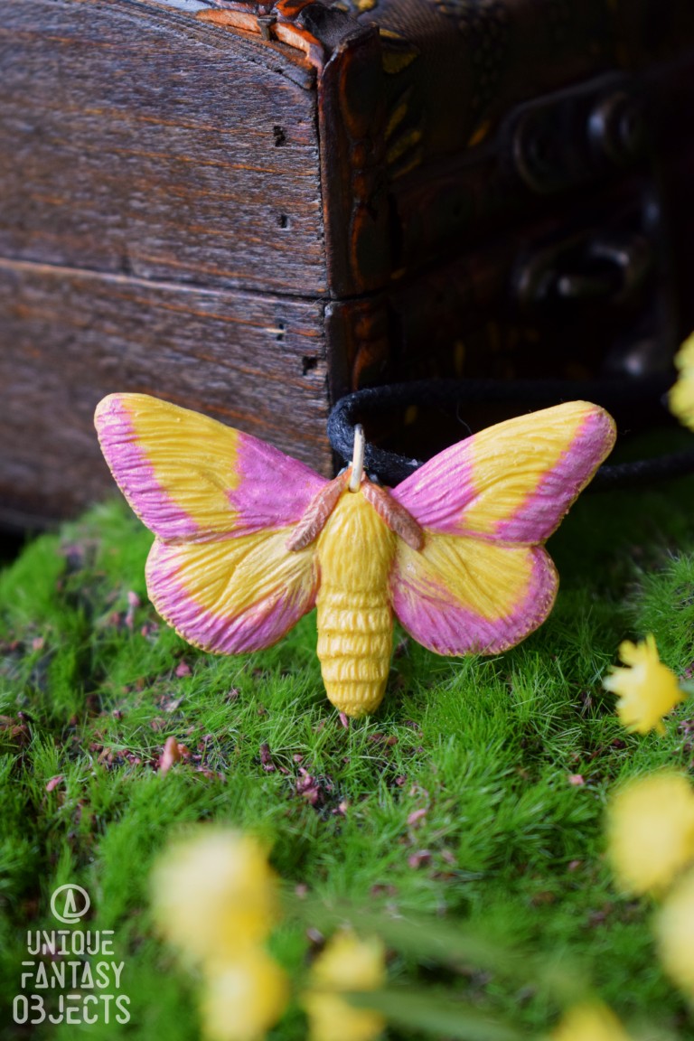 Naszyjnik z rzeźbą różowej ćmy klonowej Naszyjnik z rzeźbą różowej ćmy klonowej (Unique Fantasy Objects)