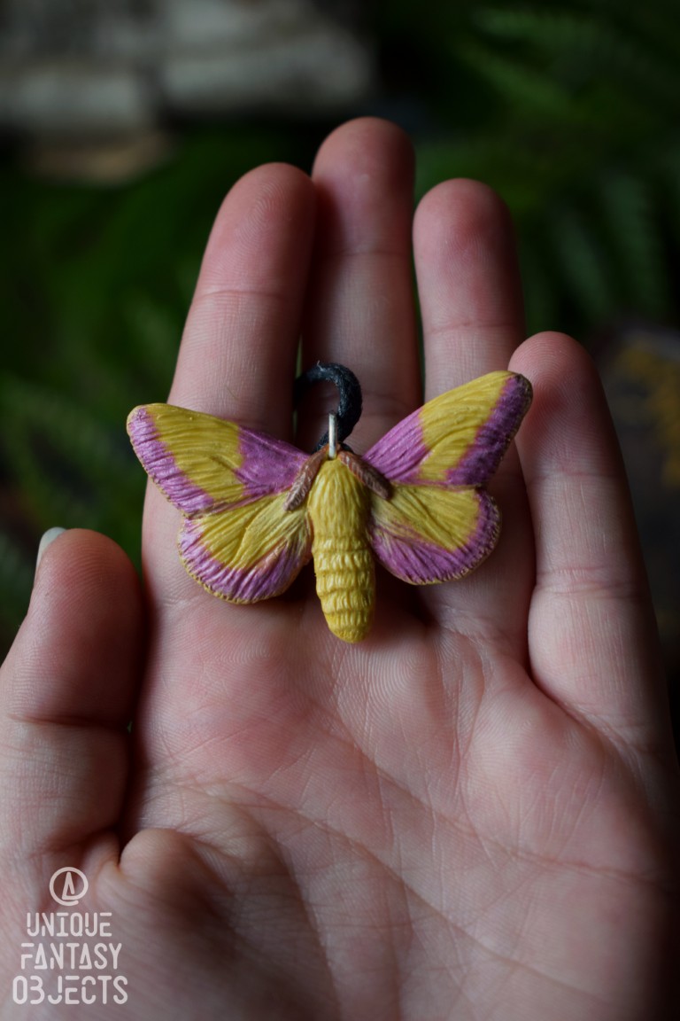Naszyjnik z rzeźbą różowej ćmy klonowej Naszyjnik z rzeźbą różowej ćmy klonowej (Unique Fantasy Objects)