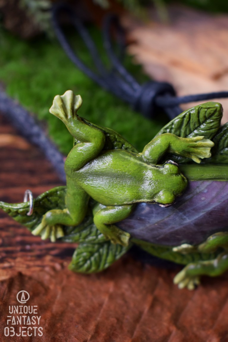 Naszyjnik z rzekotkami na liściach i labradorytem Naszyjnik z rzekotkami na liściach i labradorytem (Unique Fantasy Objects)