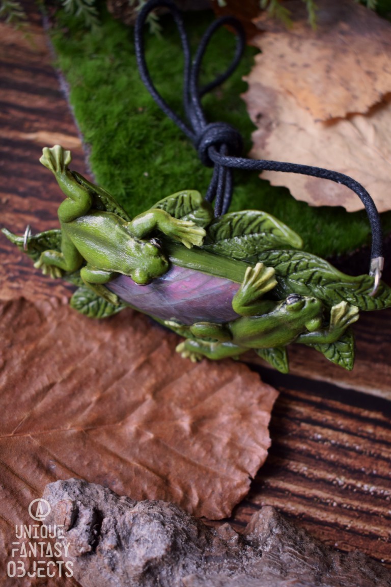 Naszyjnik z rzekotkami na liściach i labradorytem Naszyjnik z rzekotkami na liściach i labradorytem (Unique Fantasy Objects)