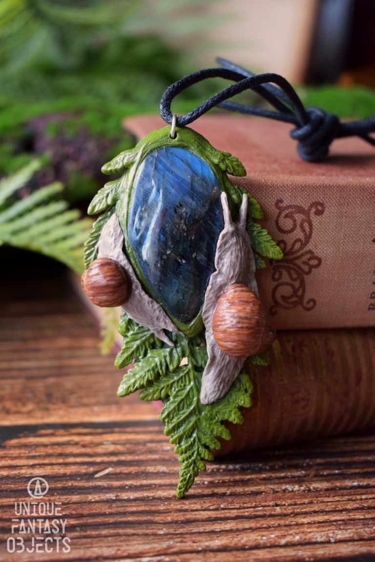 Naszyjnik z winniczkami na paproci i labradorytem (Unique Fantasy Objects)
