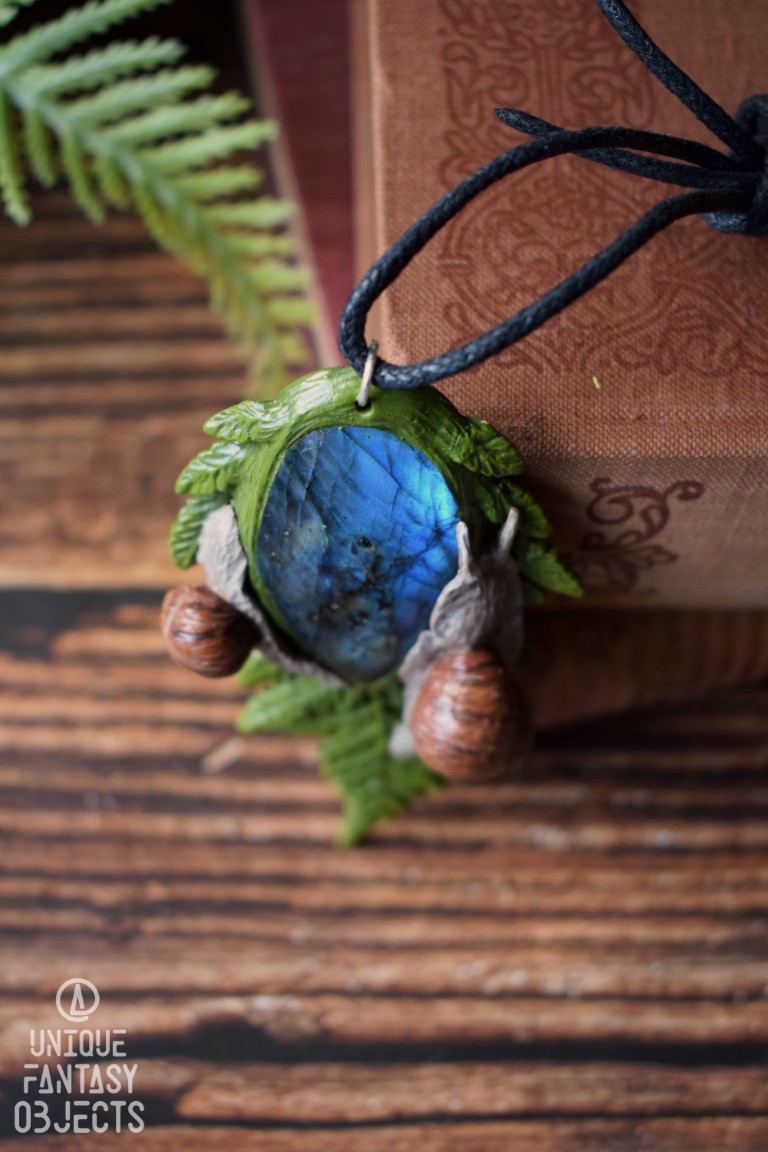 Naszyjnik z winniczkami na paproci i labradorytem Naszyjnik z winniczkami na paproci i labradorytem (Unique Fantasy Objects)