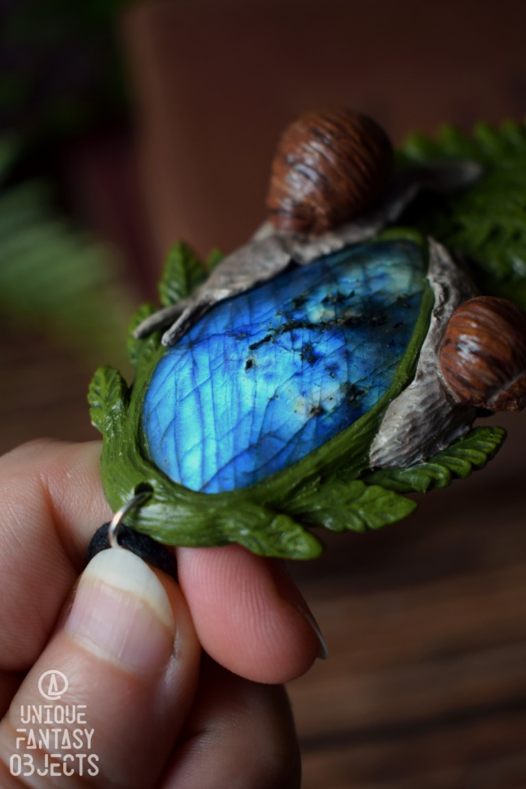 Naszyjnik z winniczkami na paproci i labradorytem (Unique Fantasy Objects)