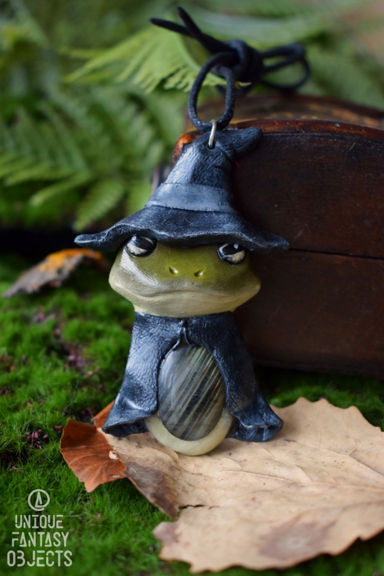 Naszyjnik z żabim czarodziejem i labradorytem (Unique Fantasy Objects)