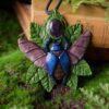 Naszyjnik z żukiem wiosennym na liściach z ametystem Naszyjnik z żukiem wiosennym na liściach z ametystem (Unique Fantasy Objects)