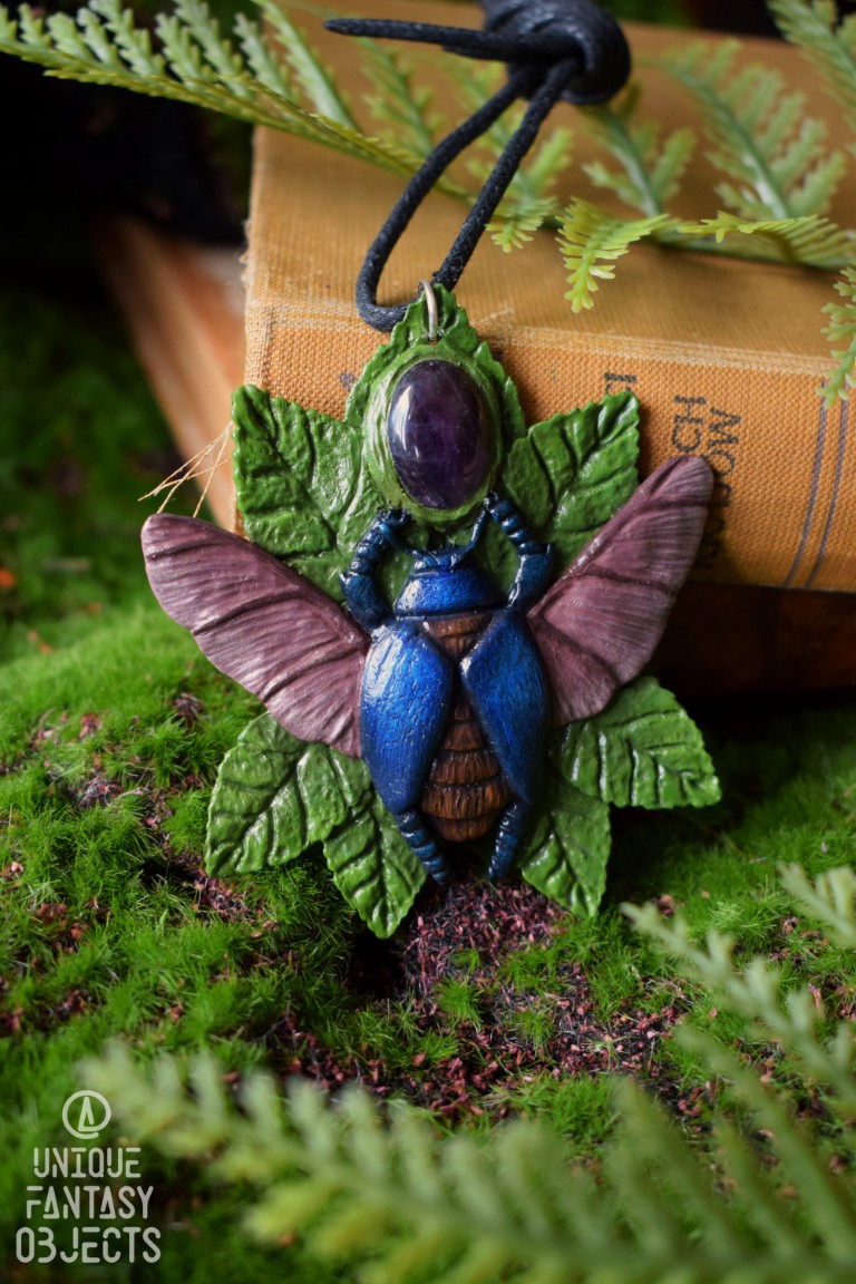 Naszyjnik z żukiem wiosennym na liściach z ametystem (Unique Fantasy Objects)