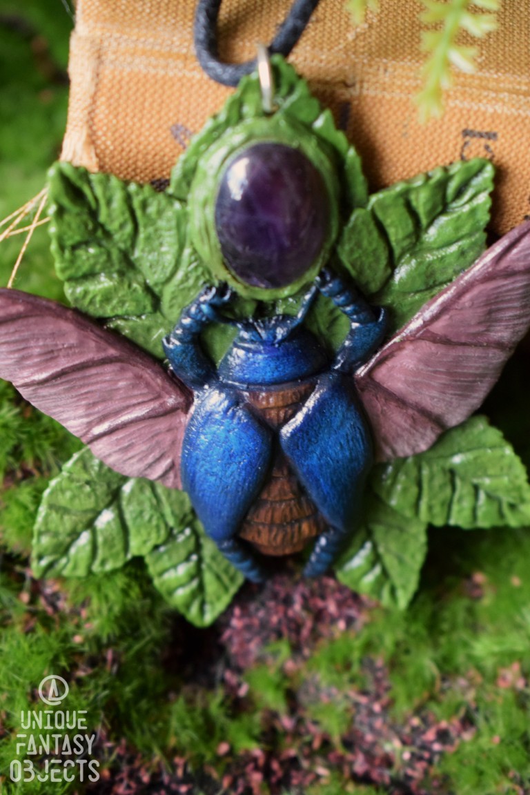 Naszyjnik z żukiem wiosennym na liściach z ametystem Naszyjnik z żukiem wiosennym na liściach z ametystem (Unique Fantasy Objects)