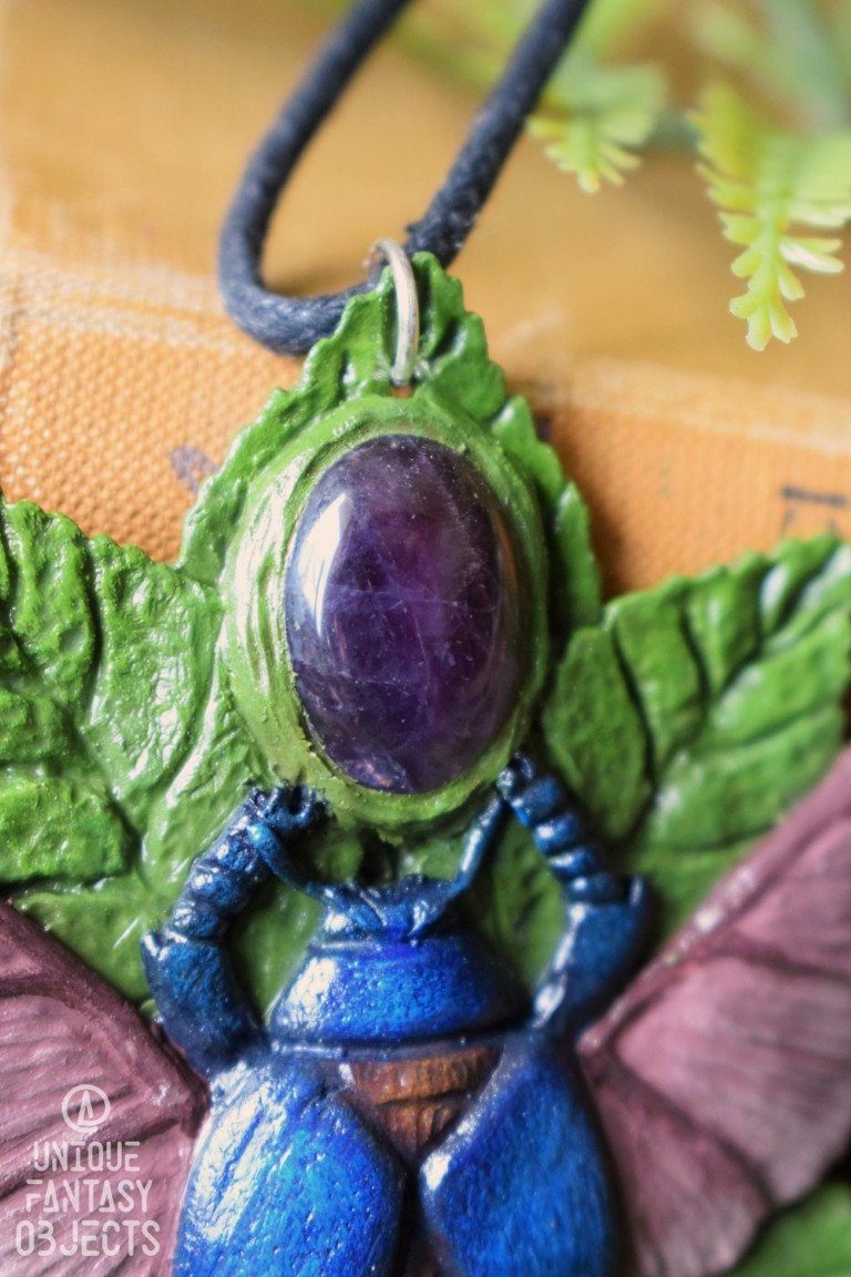 Naszyjnik z żukiem wiosennym na liściach z ametystem (Unique Fantasy Objects)