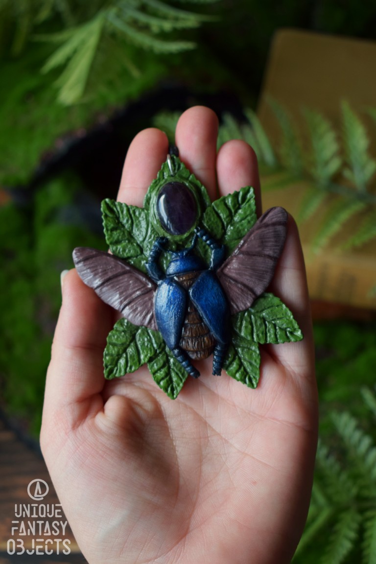 Naszyjnik z żukiem wiosennym na liściach z ametystem Naszyjnik z żukiem wiosennym na liściach z ametystem (Unique Fantasy Objects)