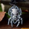 Naszyjnik ze skakunem arlekinowym i kryształem górskim Naszyjnik ze skakunem arlekinowym i kryształem górskim (Unique Fantasy Objects)
