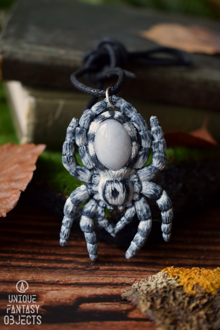 Naszyjnik ze skakunem arlekinowym i kryształem górskim (Unique Fantasy Objects)