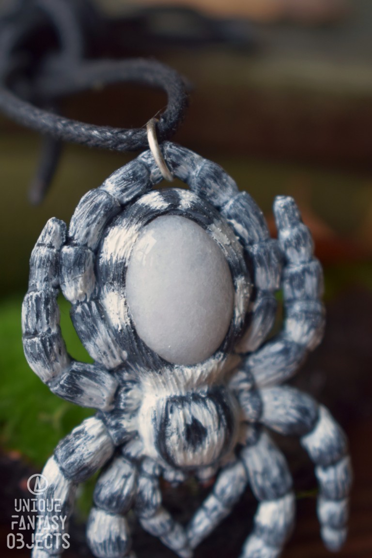 Naszyjnik ze skakunem arlekinowym i kryształem górskim (Unique Fantasy Objects)